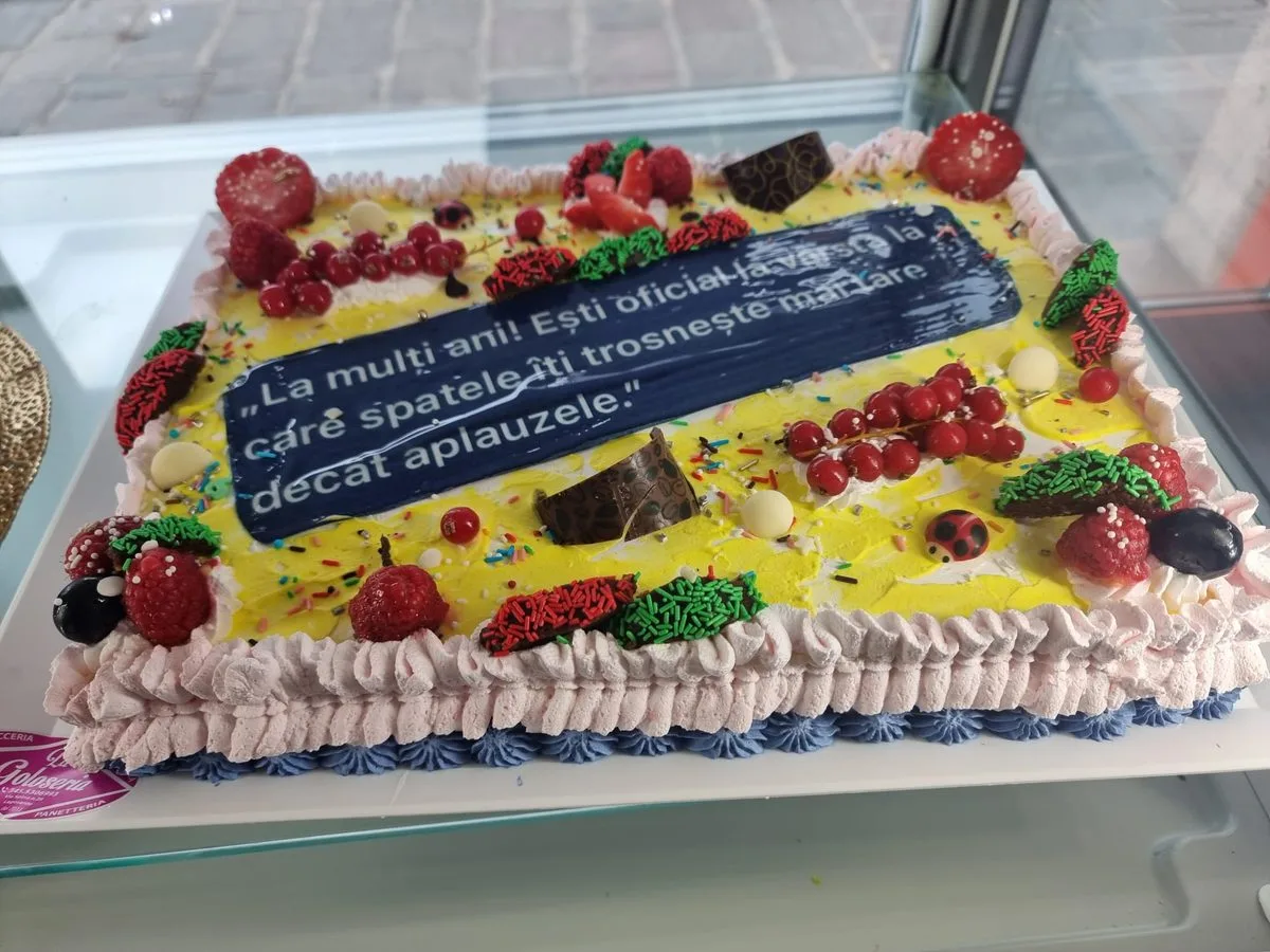 Torta personalizzata frutta scritta dedicata