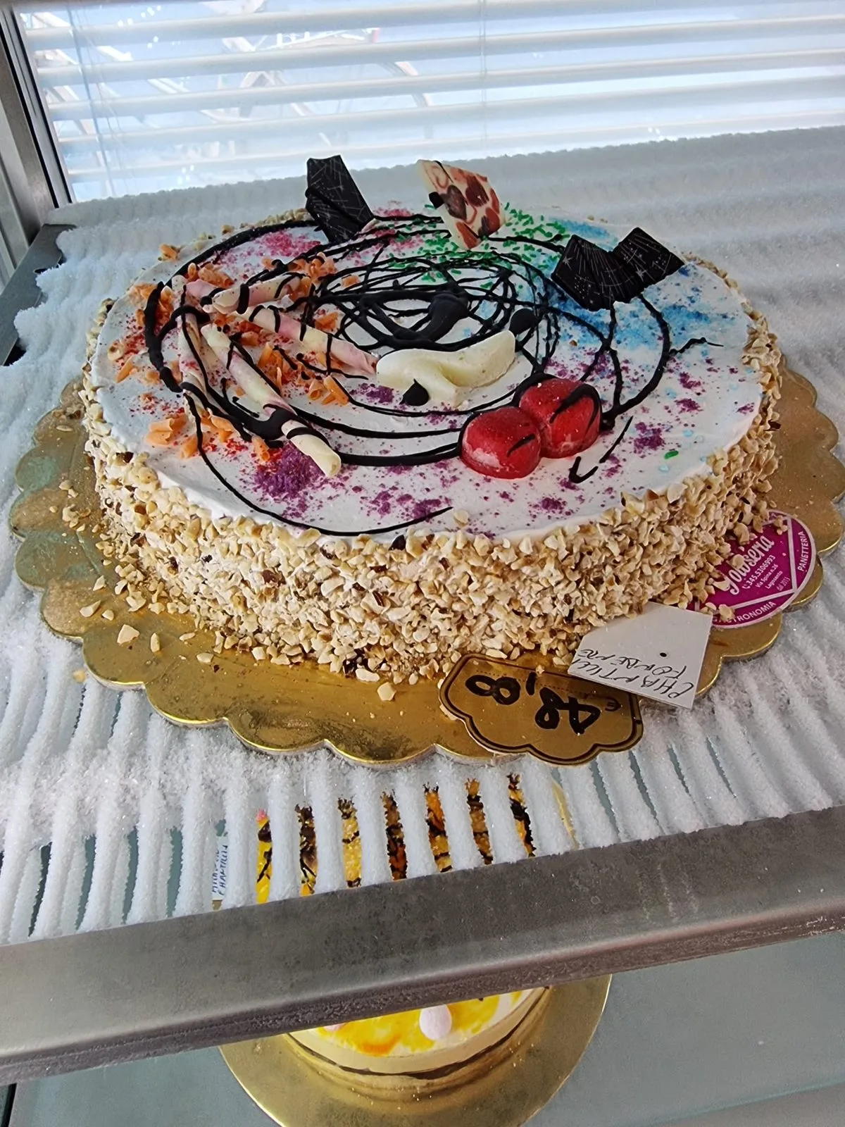 Torta rotonda granella nocciole pasticceria Lagosanto